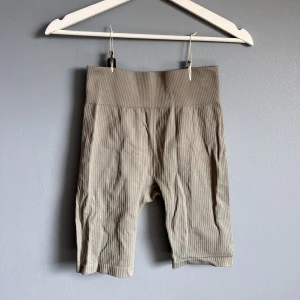 Högmidjade Träningsshorts  - Träningsshorts från H&M. Storlek XS