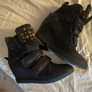 Isabel marant liknade skor  - Fina klackskor som är lik isabel marant modellen, knappt använda och har bra  kvalitet❤️ säljer för 500+79 kr frakt