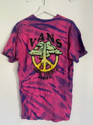 En färgglad T-shirt från Vans, med stort tryck på ryggen. (Ostruken nu men tvättas såklart innan skick)