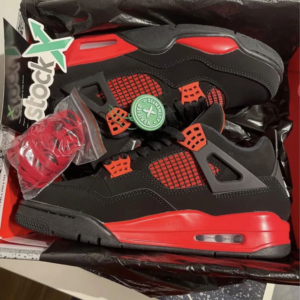 Helt nya Jordan 4 retro red thunder Storlek: 43 . Skor.
