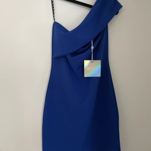 Blå klänning  - Fin blå klänning från missguided. Aldrig använd, prislapp kvar. Storlek 36.