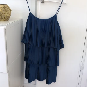 Plisserad blå klänning - Plisserad blå klänning från Mango som är perfekt till sommaren i storlek M.  Passar mig som är storlek S. Skriv vid fler frågor.