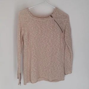 Beige Kofta med schyssta dragkedjedetaljer. - Beige Kofta med schyssta dragkedjedetaljer