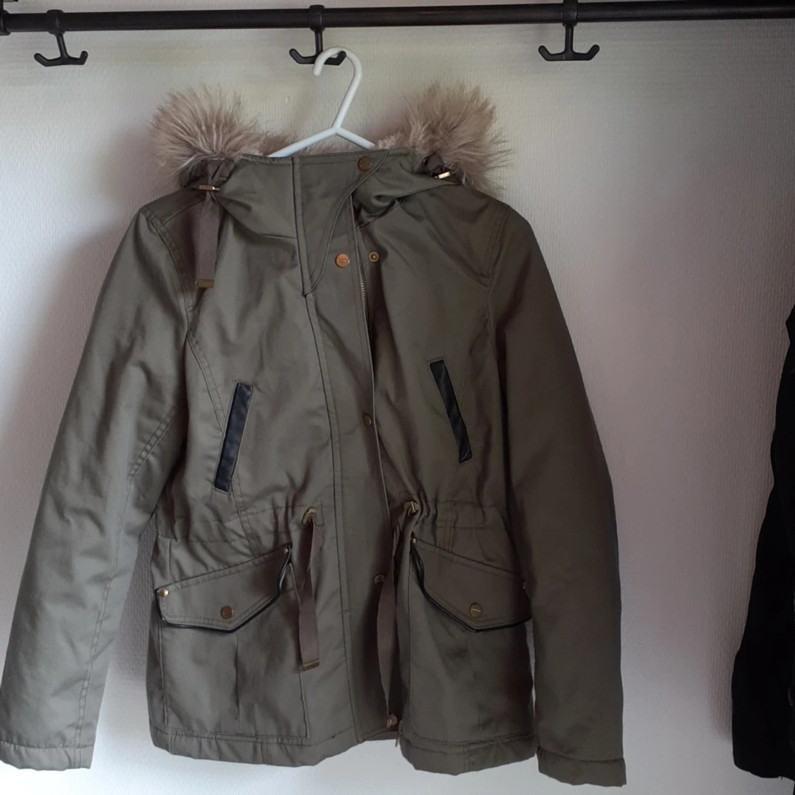 Kakigrön höstjacka med päls och läderdetaljer!