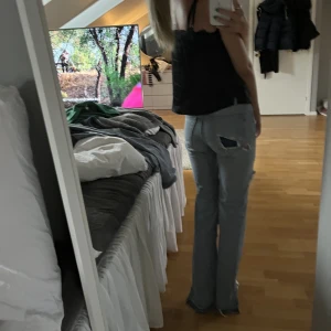 Jeans  - Super snygga jeans från pull&bear, passar tyvärr inte mig längre därför säljer jag dom nu!💕 150kr+ frakt