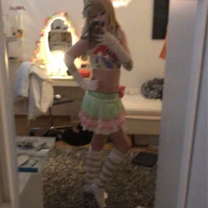 Cheer Kotori - Hej! Jag säljer min cheer kotori cosplay, använd runt 5gånger kanske, och har ett hål i handsken men det fixar jag innan skick!❣️
