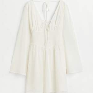 Säljer den här vita klänningen från hm, endast använd en gång då den är lite kort på mig som är 1,74m.