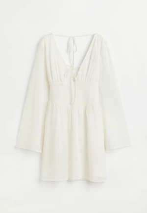 Vit klänning  - Säljer den här vita klänningen från hm, endast använd en gång då den är lite kort på mig som är 1,74m.