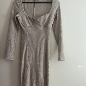 Klänning - Passade ej mig så därav sälj  Storlek M, kan passa mindre då den är strechig, lite liten vid kupan dock. Frakt tillkommer 