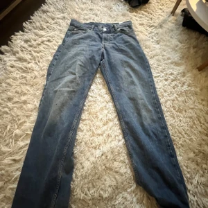 Sweet skateboard byxor - De är regulator fit lite baggy precis som man vill ha det dom e ungefär 8/10 i skick då dom är lite nöt längst ner annars riktigt fina