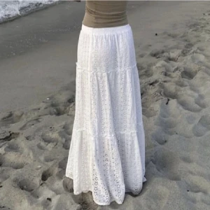 Vit långkjol  - Lägger ut igen, jättefin vit lågmidjade långkjol med detaljblommor i NYSKICK💕 stretchig midja och inte genomskinlig! (Första bilden är lådan, andra bilden är jag, tredje är också min)