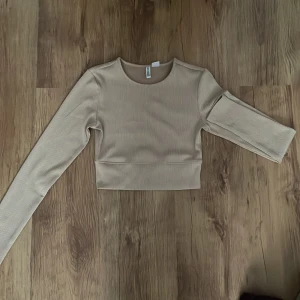 H&M tröja - Den är oanvänd. Storlek S och väldigt skön.