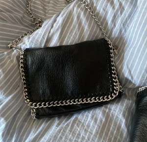 Jätte fin svart Tiamo väska💛 - En jätte fin svart Tiamo väska som tyvärr inte har kommit till användning💕