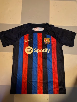 FC Barcelona Fotbollströja - Inte använd då den är för liten för mig S 