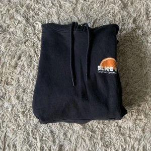 Hoodie - Hoodie i storlek M, nyskick , använd fåtal gånger. 