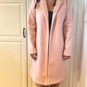 Det är en jättefin Zara rock i bra kvalitet  - Knappt använd nästan i nyskick.