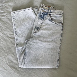 Gina Tricot Jeans - Nya jeans från Gina Tricot i storlek 34. (Nypris 499)