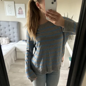Randig Zara tröja - Säljer min Zara tröja för att den inte kommer till användning längre. Tröjan är i hyfsat gott skick.  Kan mötas upp runt Stockholm  Hör gärna av er om ni har några andra frågor💞