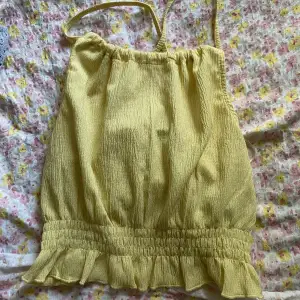 Gult sött linne från Gina tricot passar small eller medium