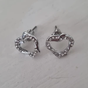 Glittriga örhängen - Silverpläterade och oanvända örhängen. 