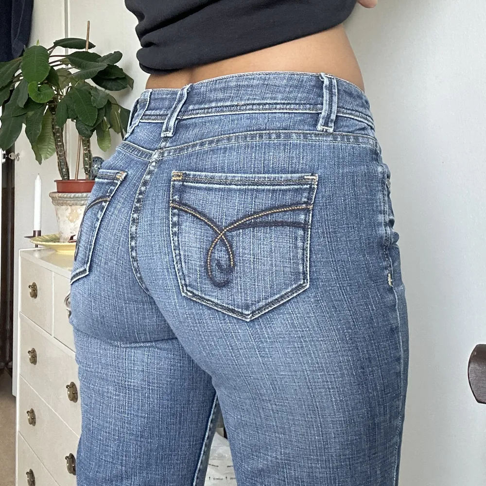 Snygga vintage jeans från Esprit, perfekt lågmidjade och bekvämt jeansmaterial!  Jag är 174 cm lång. Mått- Total längd: 106 cm  Ben längd från insida: 82cm  Midja: 40 cm (x2)  Lårbredd: 24 cm Ankelbredd: 22 cm  . Jeans & Byxor.