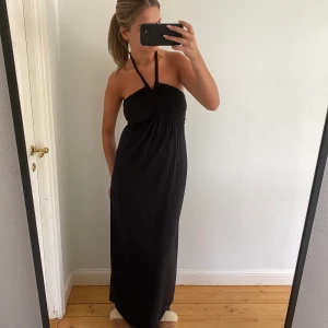 Långklänning  - Långklänning som knyts i nacken 🖤🖤jätteskönt material