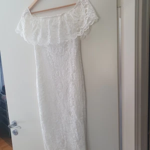 Studentklänning - Säljer nu min studentklänning som bara ligger i garderoben och tar plats.  Den är jättefin och hel. 