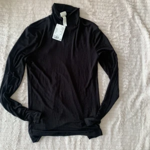 Tröja - Långärmad tröja från HM. Jätte jätte mjukt tyg o lite krage. Dm för bild