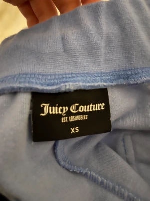 Juicy Couture - Säljer jättefina juicy couture byxor!!  Aldrig använda men prislappen är ej kvar!! Nypris 1100 och säljer pga att dem är för stora💕 