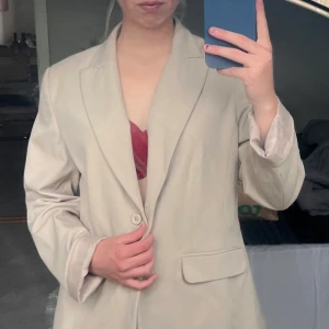 Beige blazer  - Beige blazer, storlek 46 men sitter perfekt lite oversize på mig som har storelk S. 