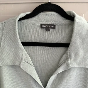 Tröja från STOCKH LM  - Tröja/piké från STOCKH LM. Jättebra skick, knappt använd. 