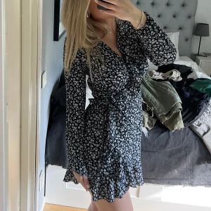 Volangklänning - Volangklänning från VeroModa