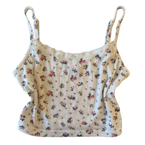 Blommig topp - Söt blommig topp! Strl xs 🫶🏽