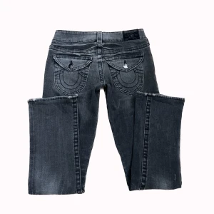 Lågmidjade True Religion - Så snygga gråa/svarta lågmidjade trueys! Midjemåttet: 38cm tvärsöver innerbenslängden: 76cm PS. Kolla igenom mitt konto ni kommer hitta många y2k och vintage plagg!