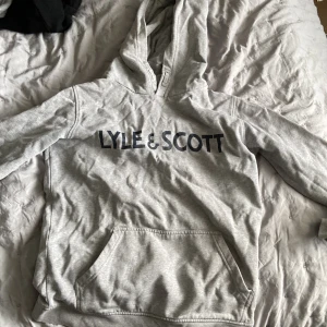 Lyle and Scott hoodie - Grå lyle and scott hoodie i storlekarna 14/15 years.