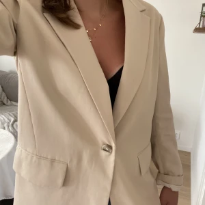 Blazer - Beige blazer från H&M, använd fåtal gånger 💛