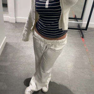 Roxy linnebyxor  - Säljer dessa vita roxy linnebyxor pågrund av att jag inte använder så mycket. Använts cirka 5 gånger. Storlek  M men passar S. Skriv för mer information.