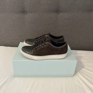 Lanvin skor - Khaki/brunfärgade Lanvin skor (sällsynt färg), EU 41-42 (UK 6). Perfekt skick (avgör själv). Ingår enbart skor. Nypris: 4299 kr, köp nu för 2500 kr. Fraktas spårbart via PostNord. Kontakta mig vid frågor eller funderingar!