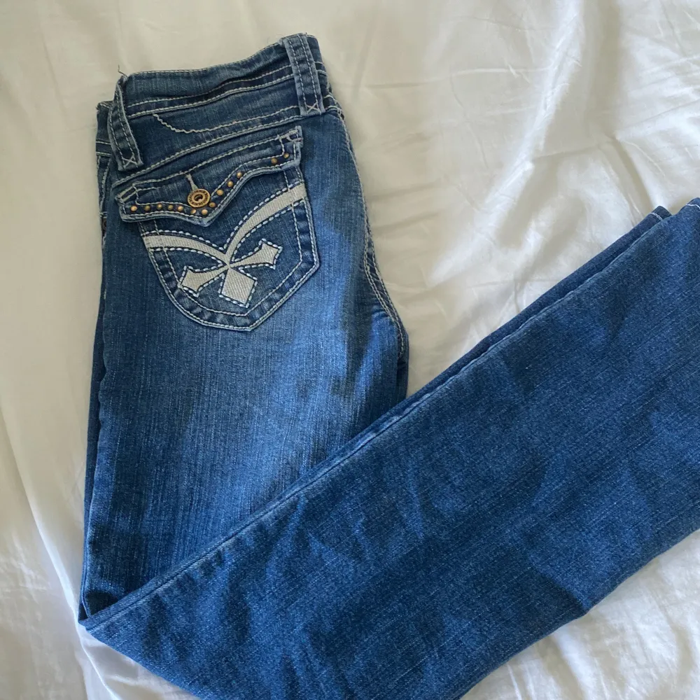 Intressekoll på mina tokyo jeans! Jeansen är i nyskickoch endast använda få gånger. Passar på mig som är ca 155cm, säljer pågrund av att det inte riktigt är min stil längre. Skriv gärna för fler bilder💗. Jeans & Byxor.
