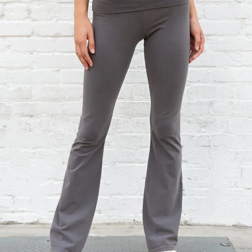 Funderar p att sälja dessa mörk gråa Priscilla pants, strl XS/S, passar upp t M. . Jeans & Byxor.