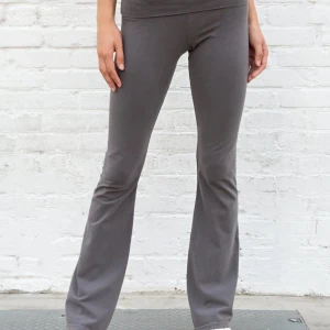 Brand melville  - Funderar p att sälja dessa mörk gråa Priscilla pants, strl XS/S, passar upp t M. 