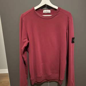 Vinröd Stone Island sweatshirt  Skick: 8/10  Endast använd 3 gånger  Storlek: S  Köpt i Stone island butiken i Stockholm