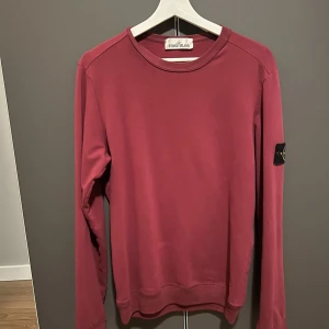 Stone Island sweatshirt - Vinröd Stone Island sweatshirt  Skick: 8/10  Endast använd 3 gånger  Storlek: S  Köpt i Stone island butiken i Stockholm