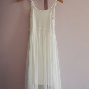 Mysig klänning  - Jätteksön klänning som är tunn med nät över. Passar mycket för de som gillar coquette 