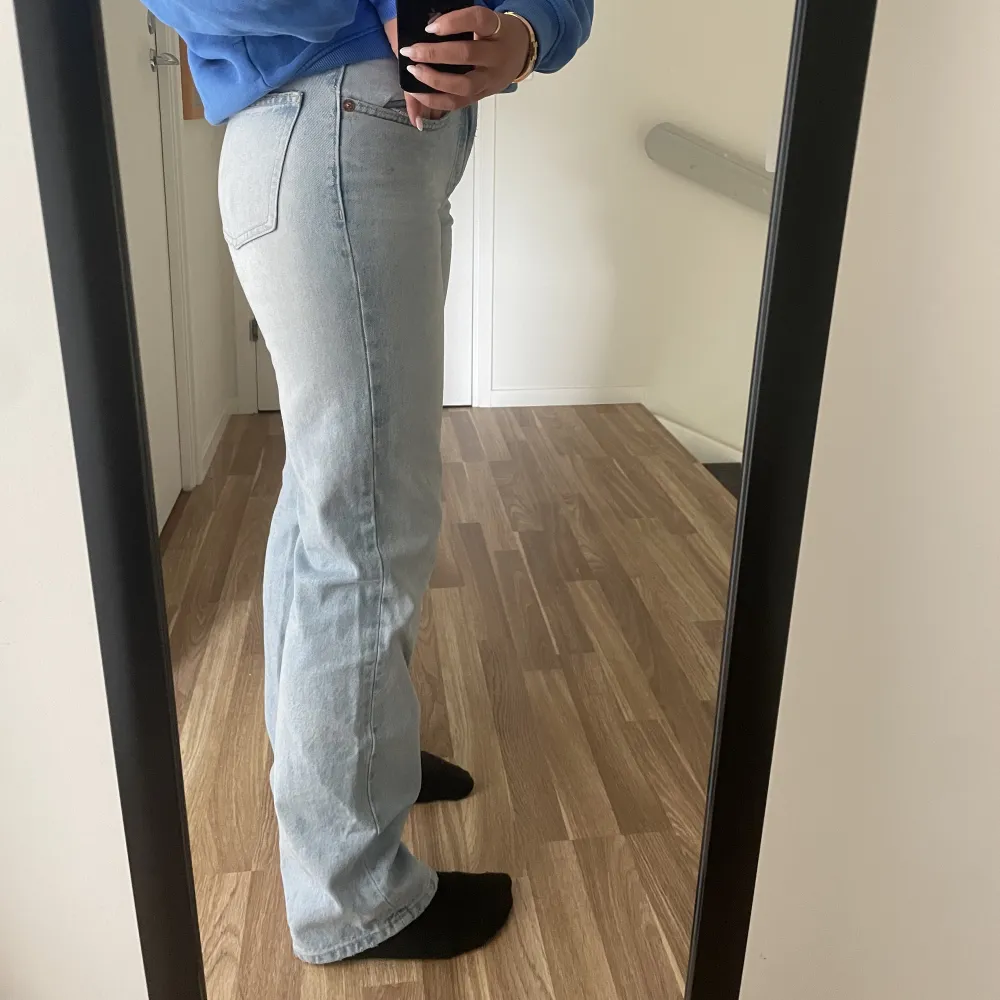 Säljer dessa blåa mid waist från Zara, bra i längd för mig som är 167cm. Snygg färg och bra passform!. Jeans & Byxor.