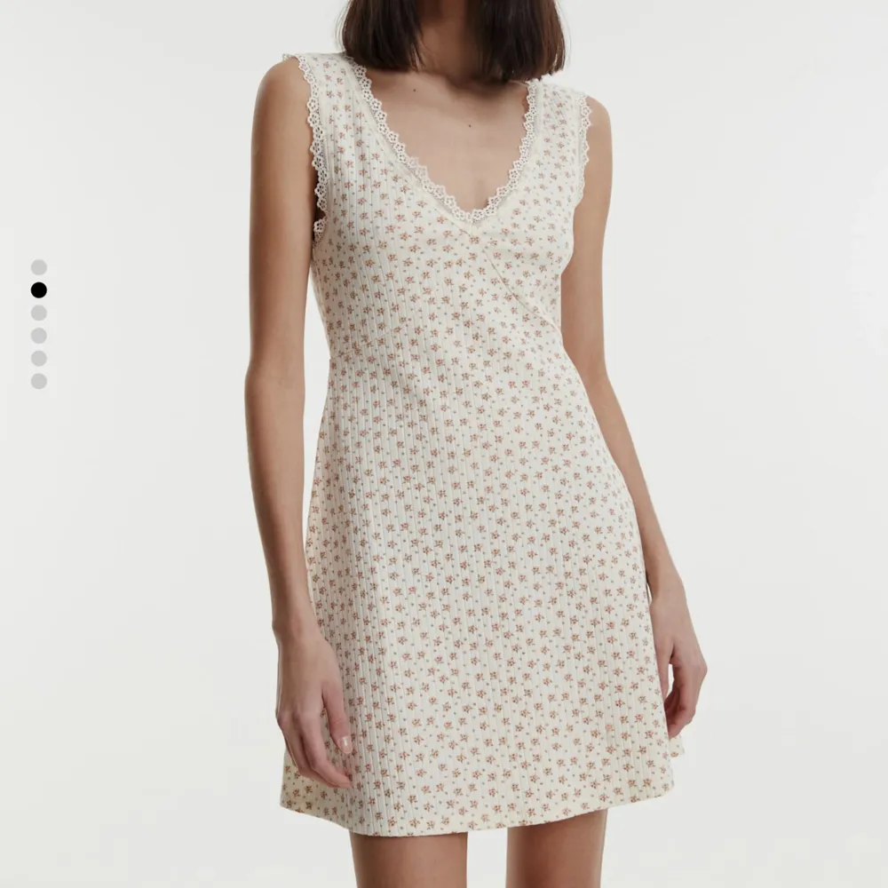 En otroligt söt klänning, helt ny! Satt inte helt som jag ville så nu säljer jag denna sommardröm🫶🏼Nypris: 529kr. Klänningar.