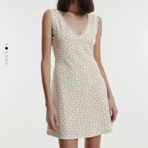 En otroligt söt klänning, helt ny! Satt inte helt som jag ville så nu säljer jag denna sommardröm🫶🏼Nypris: 529kr
