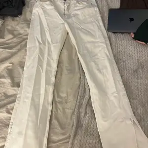 Ett par vita jeans från pull and bear. De har en liten svart fläck som går bort i tvätten därav priset. 