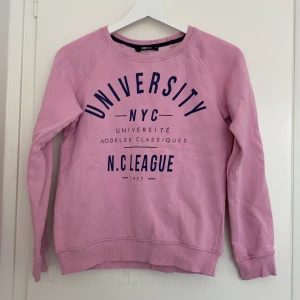 Rosa tjocktröja - Rosa tjocktröja från ginatricot. Passar även S