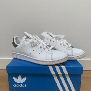 🌷Stan Smith🌷 - Jätte fina Stan Smith skor med blå baksida som knappt är använda, är för stora för mig så säljer därav vidare💗Orginalpriset är 1100/1200, skickar gärna fler bilder! Pris är diskuterbart🌸
